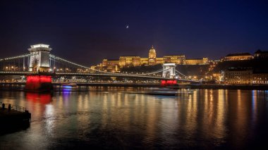 Geceleri Tuna Nehri üzerindeki Szechenyi Zincir Köprüsü. Budapeşte, Macaristan.