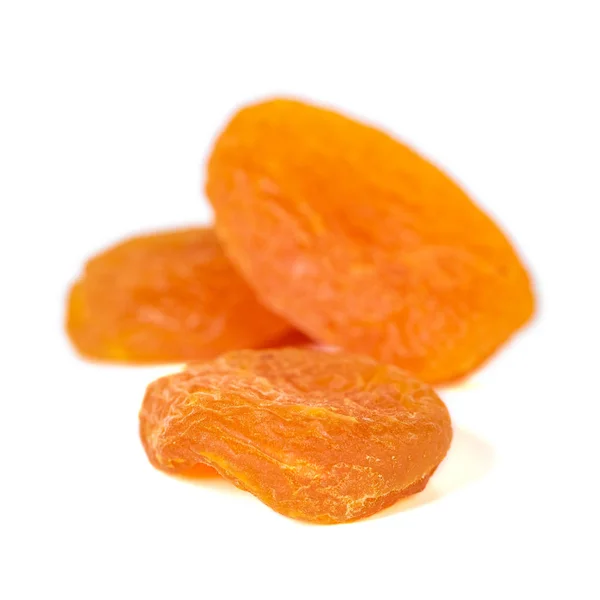 Gedroogde abrikozen geïsoleerd op witte achtergrond. Gezond voedsel. — Stockfoto