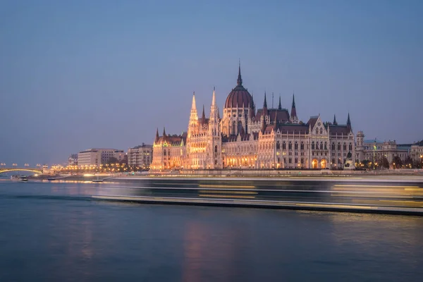 Este a Magyar Parlament épülete és a Duna a budapesti városban. A neogótikus építészet mintája.. — Stock Fotó