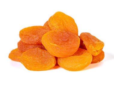 Beyaz arka planda izole edilmiş kurumuş kayısılar. Sağlıklı yemek..