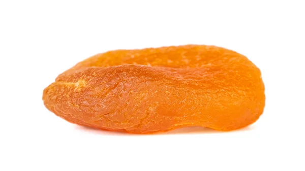 Сушеный абрикос изолирован на белом фоне. Здоровое питание . — стоковое фото
