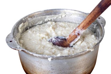 Mengrelian ghomi pişirmek, metal kasede mamalica pişirmek. Gürcü yemekleri.