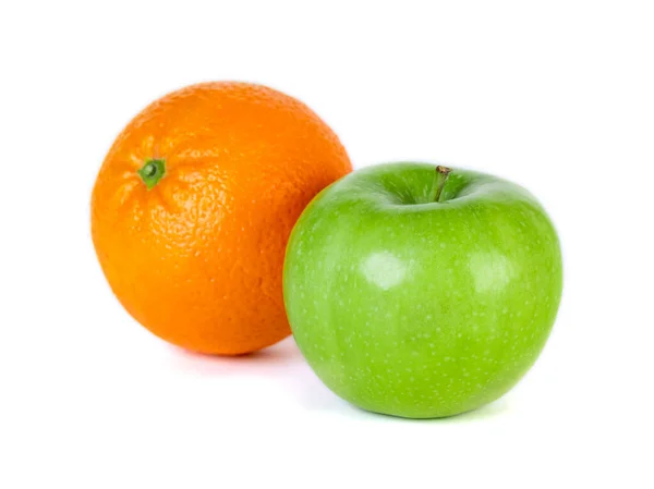 绿色苹果和橙色在白色背景下被隔离 — 图库照片