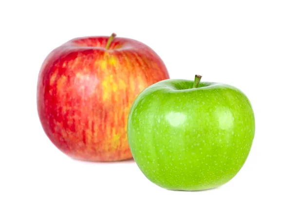Красный и зеленый яблоки изолированы на белом фоне. — стоковое фото