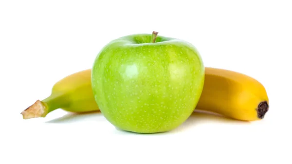 Банан и зеленое яблоко изолированы на белом фоне — стоковое фото