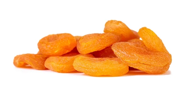 Sušené meruňky izolované na bílém pozadí. Zdravé jídlo. — Stock fotografie