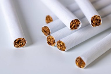 Beyaz arka plan üzerinde sigara yığını closeup