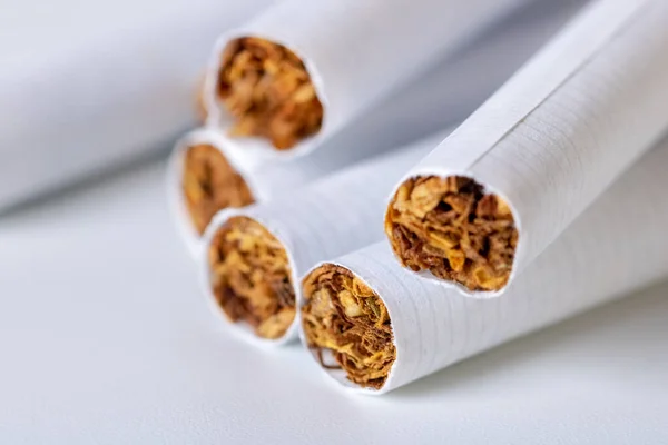 Fechar-se de uma pilha de cigarros sobre fundo branco — Fotografia de Stock