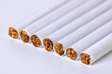 Beyaz arka plan üzerinde sigara yığını closeup