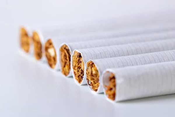 Detailní záběr na hromadu cigaret nad bílým pozadím — Stock fotografie