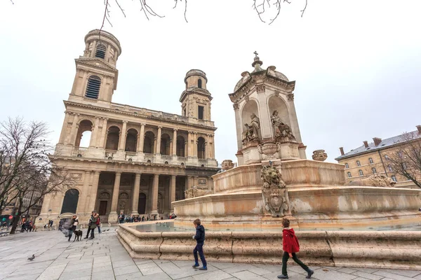 Paris, Fransa - 20.01.2019: Eski Kilise Saint-Sulpice ve Çeşme — Stok fotoğraf