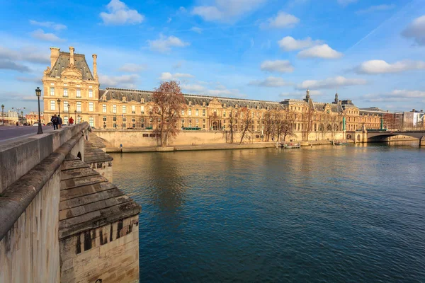 Paris, Fransa - 16.01.2019: Louvre Müzesi ve Pont des arts manzarası — Stok fotoğraf