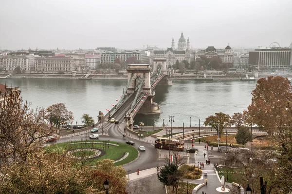 Budapest, Hungría - 10.11.2018: Puente de la Cadena Szechenyi sobre el Danubio — Foto de Stock