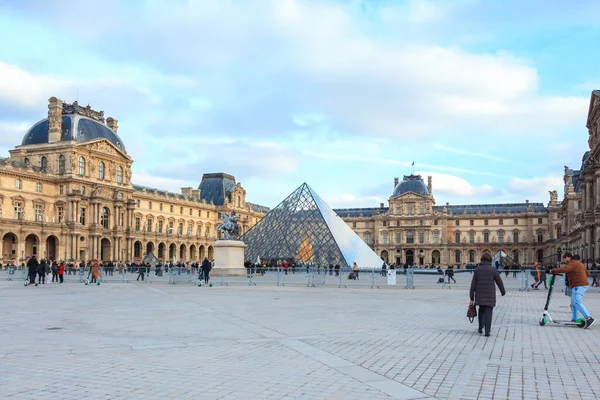 Paříž, Francie - 16.01.2019: Muzeum Louvru v Paříži s pyramidou — Stock fotografie
