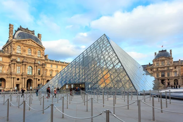 Paříž, Francie - 16.01.2019: Muzeum Louvru v Paříži s pyramidou — Stock fotografie