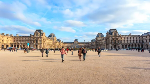 Paris, Fransa - 16.01.2019: Sonbahar gününde Louvre Müzesi. — Stok fotoğraf
