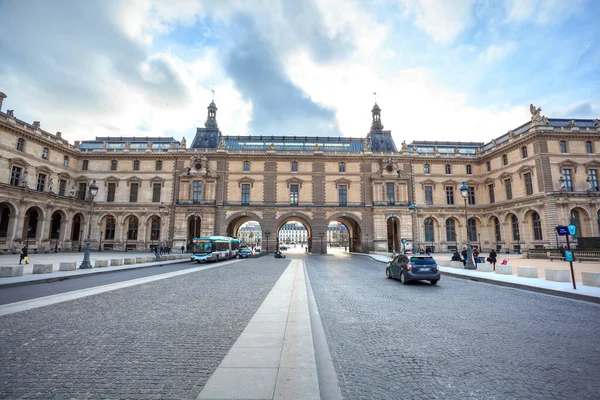 París, Francia - 16.01.2019: El Museo del Louvre en un día de otoño . —  Fotos de Stock