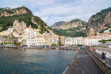 Amalfi, İtalya - 01.11.2019: Akdeniz kıyısındaki Amalfi şehri