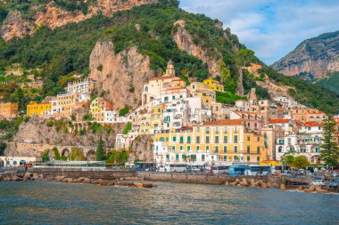 Amalfi, İtalya - 01.11.2019: Akdeniz kıyısındaki Amalfi şehri