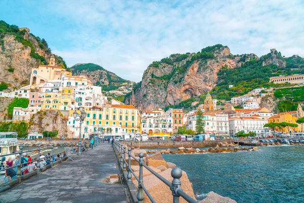 Amalfi, italien - 01.11.2019: amalfi stadtbild an der küste des mediterranen meeres — Stockfoto