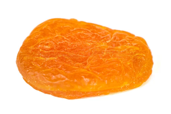 Sušená meruňka izolovaná na bílém pozadí. Zdravé jídlo. — Stock fotografie