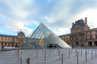 Paris, Fransa 16 Ocak 2019 - Paris 'teki Piramitli Louvre Müzesi