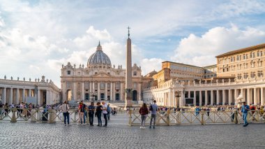 Vatikan, İtalya - 28 Ekim 2019: St. Peter Meydanı, St. Peter Bazilikası