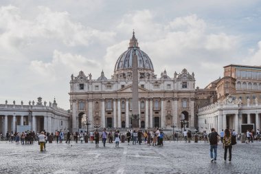 Vatikan, İtalya - 28 Ekim 2019: St. Peter Meydanı, St. Peter Bazilikası
