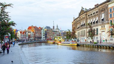 Amsterdam, Hollanda 15 Ekim 2019. Amsterdam kanalları, tekneleri ve evleri olan.