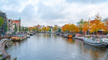 Amsterdam, Hollanda 15 Ekim 2019 - Amsterdam kanalları tekne ve evlerle dolu.