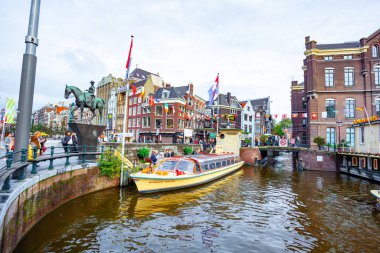 Amsterdam, Hollanda 15 Ekim 2019. Amsterdam kanalları, tekneleri ve evleri olan.