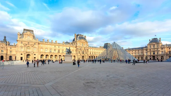 Paris, Fransa 16 Ocak 2019 - Paris 'teki Piramitli Louvre Müzesi — Stok fotoğraf