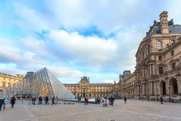 Paříž, Francie 16. ledna 2019 - Muzeum Louvru v Paříži s pyramidou — Stock fotografie