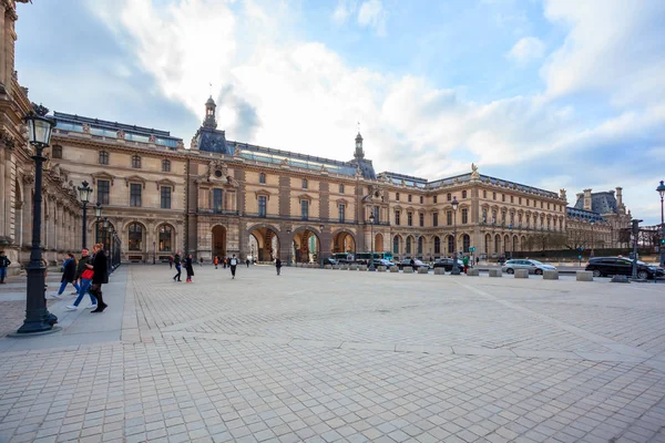 Paris, França - 16 de janeiro de 2019: O Museu do Louvre em um dia de outono . — Fotografia de Stock