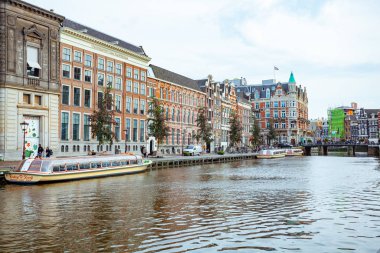 Amsterdam, Hollanda 15 Ekim 2019. Amsterdam kanalları, tekneleri ve evleri olan.