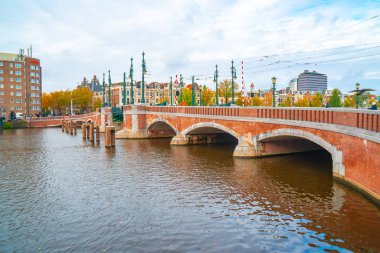 Amsterdam, Hollanda 15 Ekim 2019 - Amsterdam kanalları tekne ve evlerle dolu.
