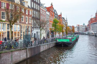 Amsterdam, Hollanda 15 Ekim 2019. Amsterdam kanalları, tekneleri ve evleri olan.