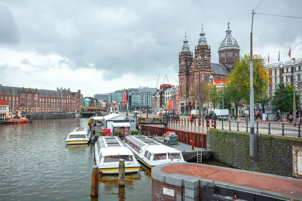 Amszterdam, Hollandia 2019. október 15. Amszterdami csatornák hajókkal és házakkal. — Stock Fotó