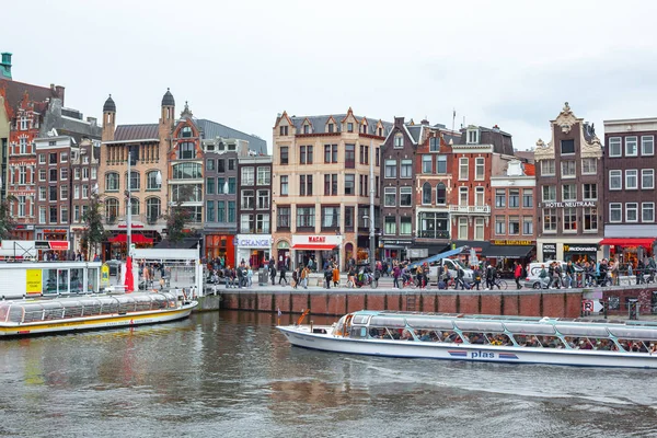 Amsterdam, 15 oktober 2019. Amsterdamse grachten met boten en huizen. — Stockfoto