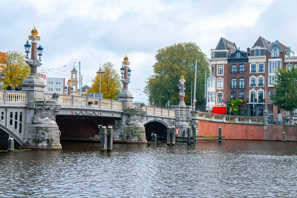 アムステルダム、オランダ15 10月2019 -ボートや家を持つアムステルダムの運河. — ストック写真