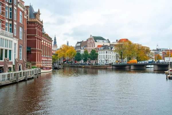 Amszterdam, Hollandia 2019. október 15. - Amszterdami csatornák hajókkal és házakkal. — Stock Fotó
