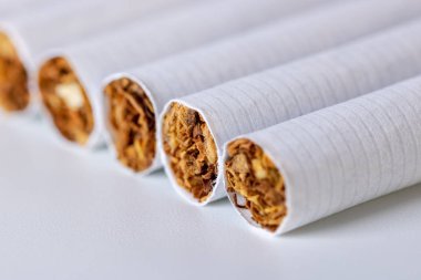 Beyaz arka plan üzerinde sigara yığını closeup