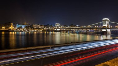Geceleri Tuna Nehri üzerindeki Szechenyi Zincir Köprüsü. Budapeşte, Macaristan.