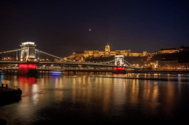 Geceleri Tuna Nehri üzerindeki Szechenyi Zincir Köprüsü. Budapeşte, Macaristan.