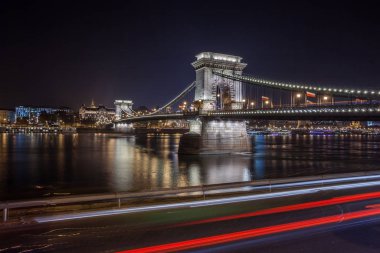 Geceleri Tuna Nehri üzerindeki Szechenyi Zincir Köprüsü. Budapeşte, Macaristan.