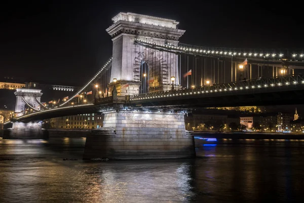 Vista notturna del ponte a catena Szechenyi è un ponte sospeso che attraversa il fiume Danubio tra Buda e Pest . — Foto Stock