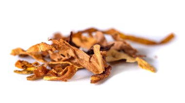 Beyaz bir arka plan üzerinde izole kurutulmuş tütün.