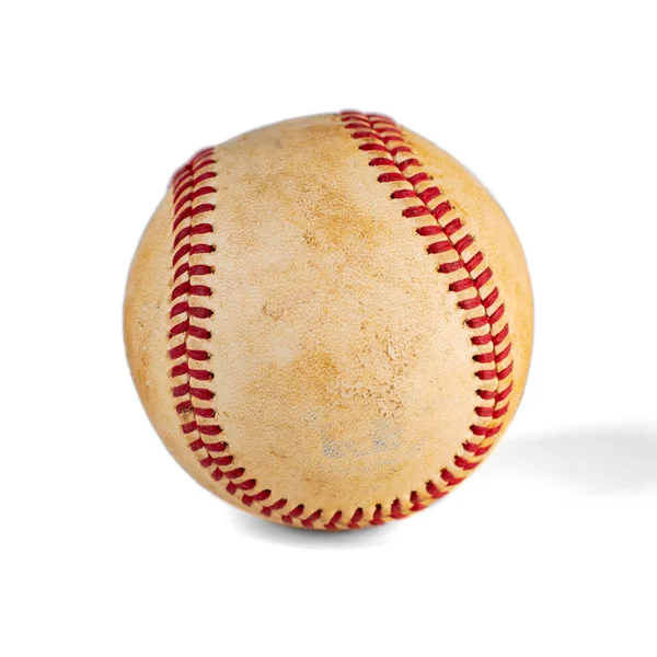 Versleten honkbal geïsoleerd op een witte achtergrond, teamsport. — Stockfoto