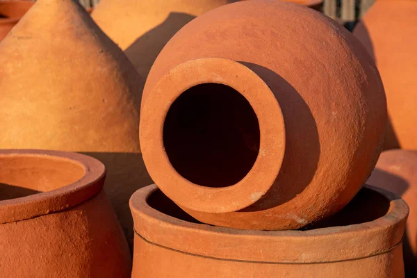 Georgiano jarras tradicionales kvevri para el vino, al aire libre — Foto de Stock