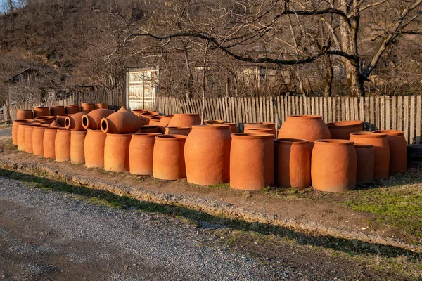 Brocche tradizionali georgiane kvevri per vino, all'aperto — Foto Stock